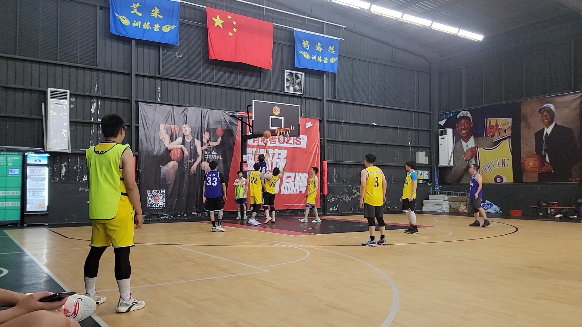 包含篮球传统赛事盛大举行，球队备战冲刺争夺金牌的词条