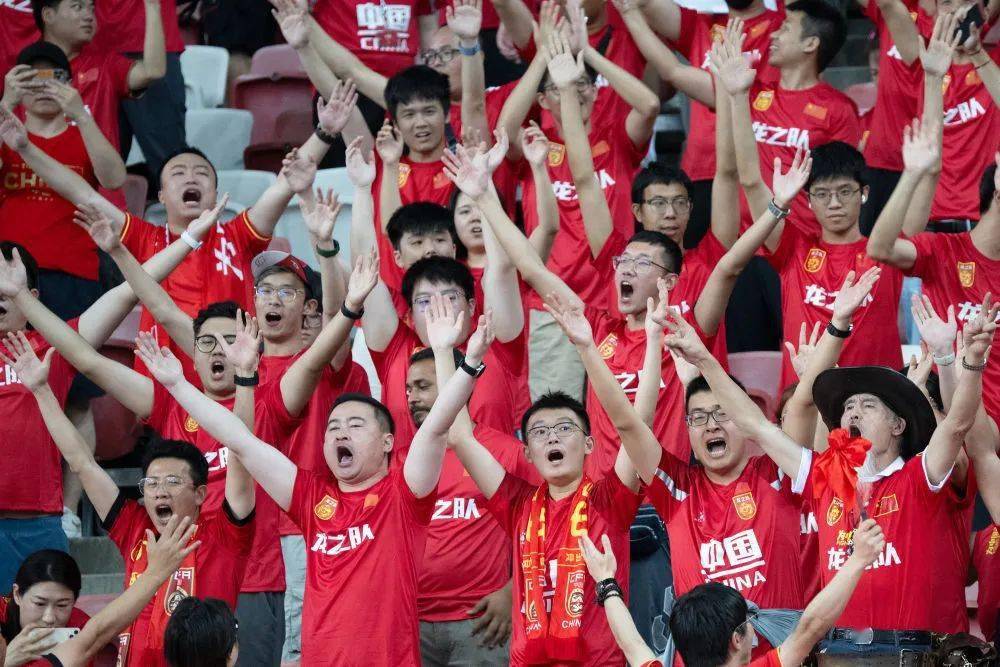 比赛现场气氛热烈，球迷热血沸腾